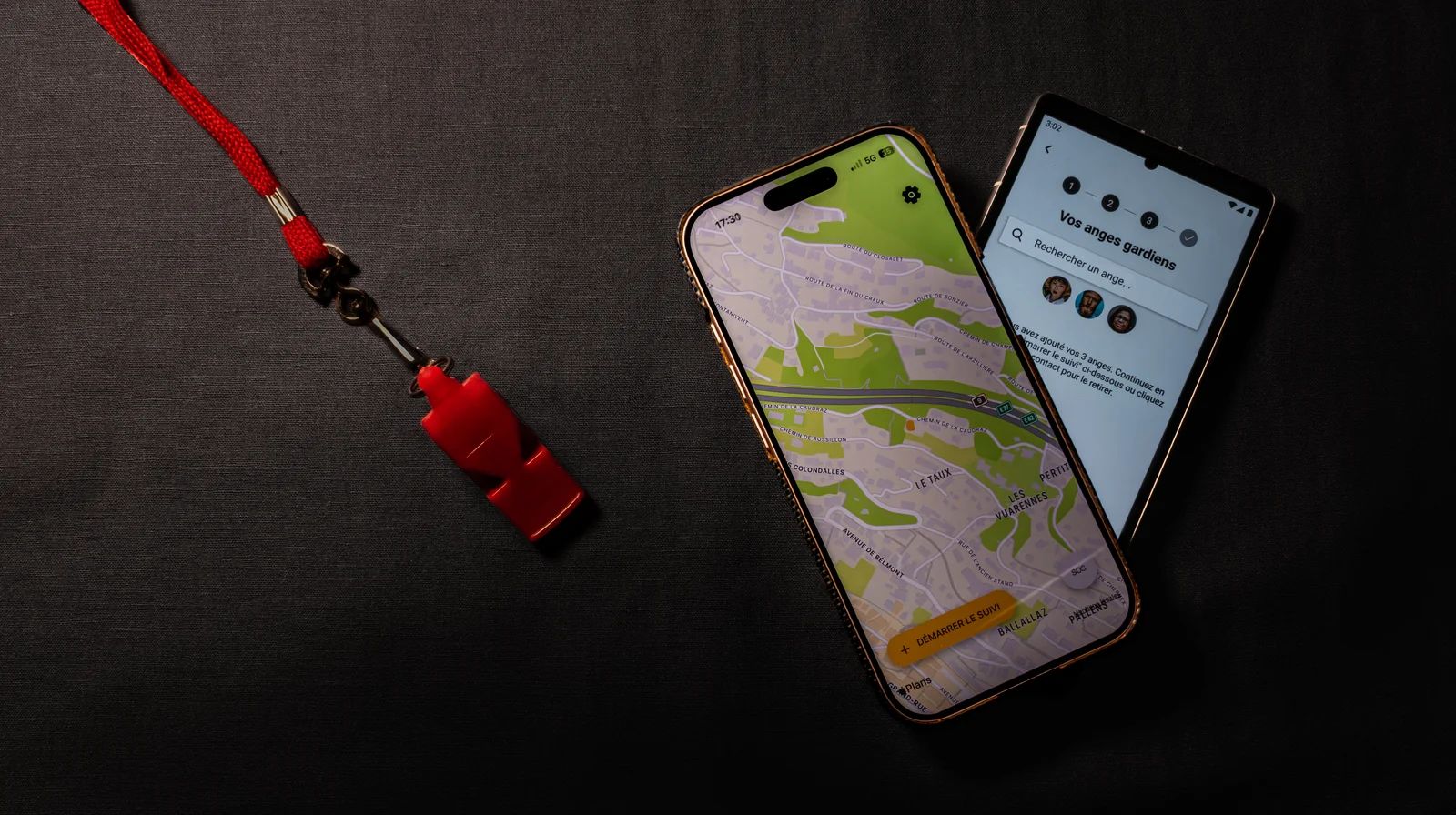 Application mobile de sécurité personnelle GottaFriend : un sifflet rouge à cordon posé dans le noir près de deux téléphones, la carte de suivi en direct et l’écran « Vos anges gardiens »